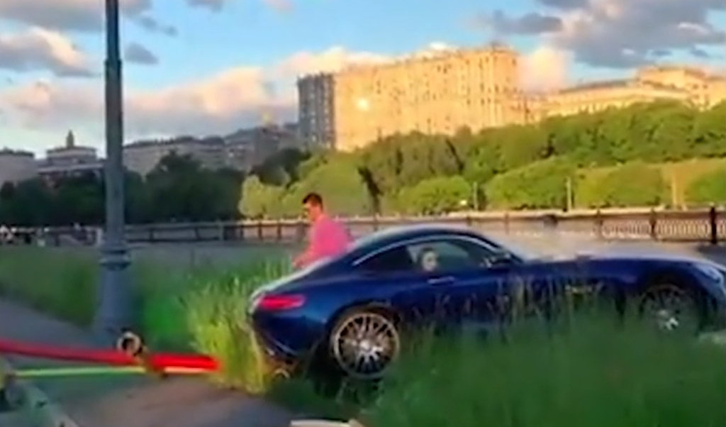 (VIDEO) NIJE ŽVAKA ZA SELJAKA! Uništio skupoceni Mercedes u treptaju oka!