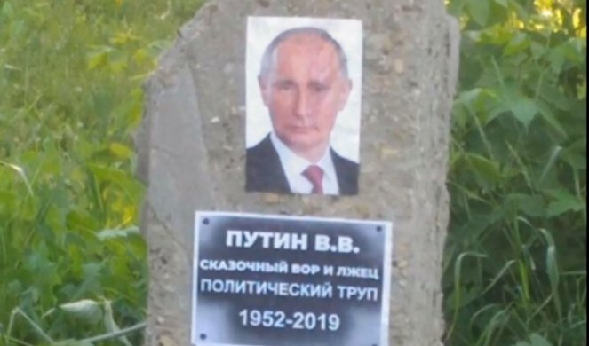 (FOTO/VIDEO) BOLESNO! SAHRANILI ŽIVOG PUTINA! Lažni nadgrobni spomenik ruskom predsedniku osvanuo u Voronježu! GODINA SMRTI - 2019!