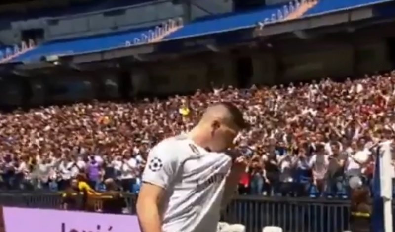 (VIDEO) EUFORIJA! Jović osetio travu "Bernabeua", poljubio grb i bacio navijače u TRANS!
