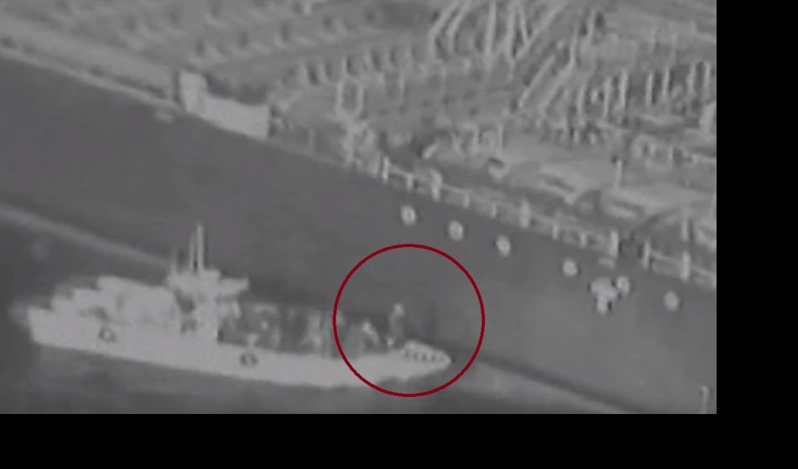 (VIDEO) ZBOG OVOG SNIMKA BIO MOGAO DA POČNE 3. SVETSKI RAT! Amerikanci objavili video na kojem Iranci navodno uklanjaju dokaze i odnose minu koja nije eksplodirala na tankeru u Omanskom zalivu!