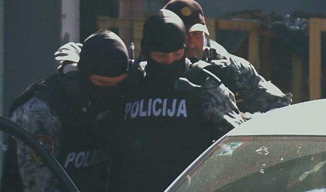 (VIDEO) Bihaćka policija u dve kuće pronašla 282 migranta! POVREĐENA 3 POLICAJCA I NEKOLIKO IZBEGLICA!
