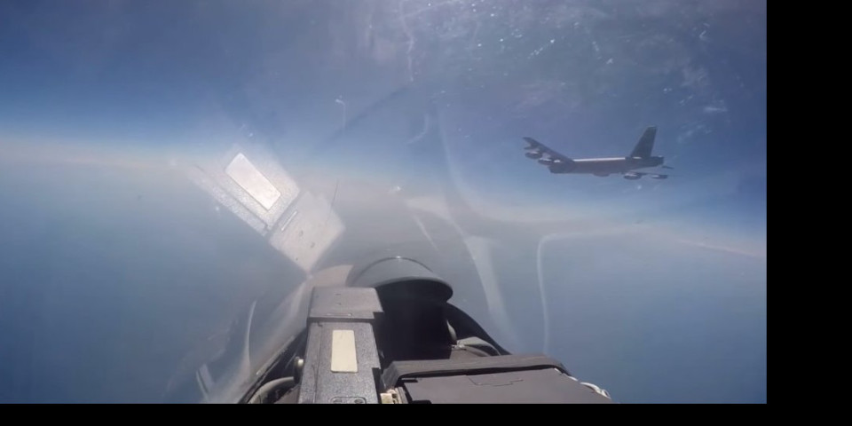 (VIDEO) AMERIČKI BOMBARDER PRKOSIO "SUHOJU", KAD JE VIDEO DA NEMA ŠALE SMANJIO VISINU I NESTAO! Objavljen DRAMATIČAN SNIMAK PRESRETANJA B-52H na ruskoj granici!