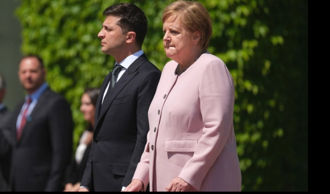 (VIDEO) ANGELA MERKEL SE TRESLA KAO PRUT: Nemačkoj kancelarki pozlilo tokom dočeka ukrajinskog predsednika Zelenskog!