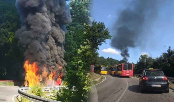 (VIDEO) UŽAS NA AVALSKOM PUTU: Zapalio se autobus na linji 408, U POSLEDNJEM TRENUTKU PUTNICI EVAKUISANI IZ VATRENE STIHIJE!