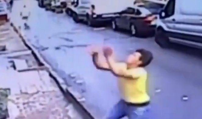 (VIDEO) MIGRANT IZ ALŽIRA HEROJ TURSKE! Spasio devojčicu sigurbne smrti, uhvativši je prilikom pada s drugog sprata!
