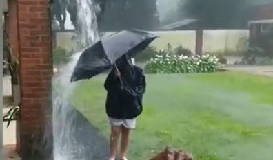 (VIDEO) ŠOKANTNO! Hteo da se pohvali sa kišobranom pa dobio svoje!