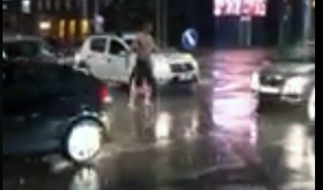 (VIDEO) LUDILO U BEOGRADU! Usred oluje muškarac GO DO POJASA regulusao saobaćaj!