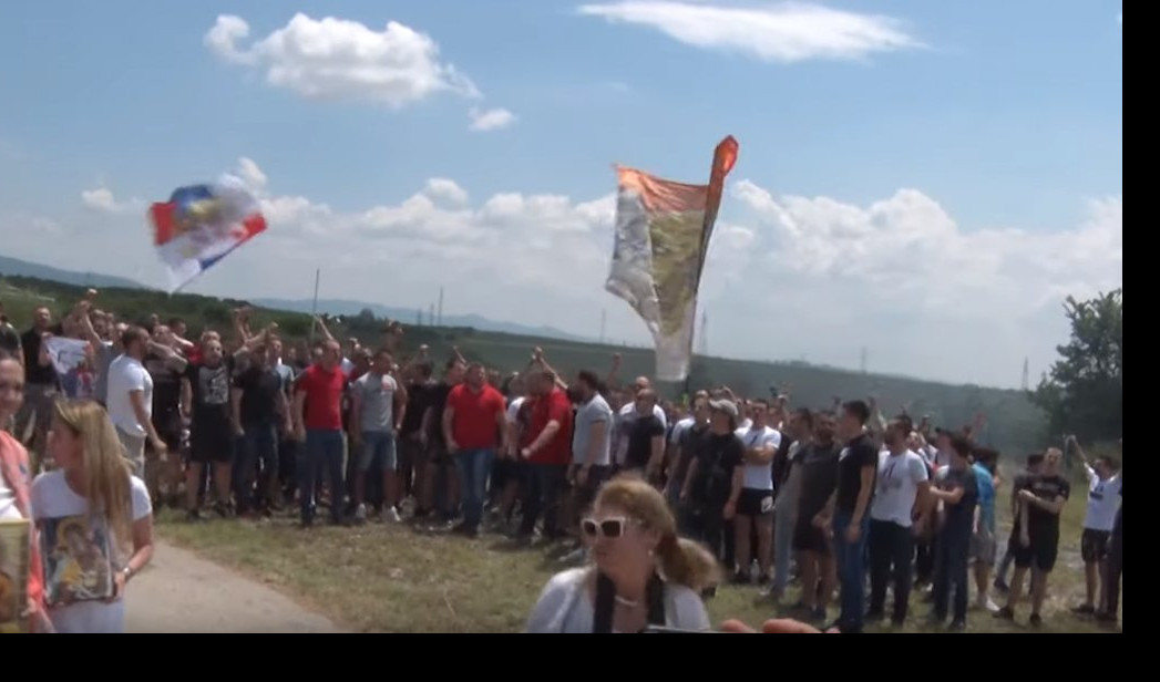 (VIDEO) BRATSKA PORUKA SA KOSMETA! Navijači Zvezde, Partizana i Zenita zajedno na Gazimestanu!