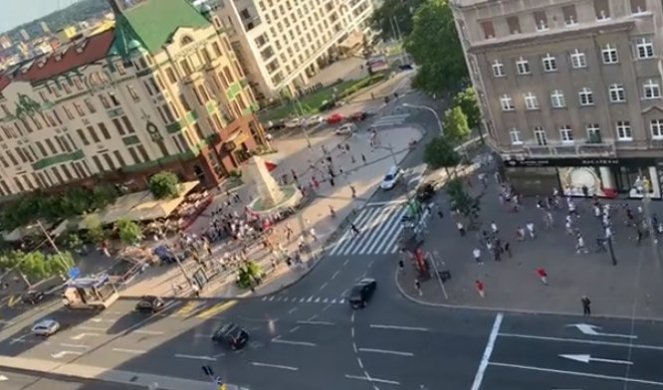 (VIDEO) "VELIČANSTVEN" PROTEST OPOZICIJE! Boškić kao da je u Hrvatskoj, okupio 50 ljudi pa protestovali uz Prljavo kazalište!