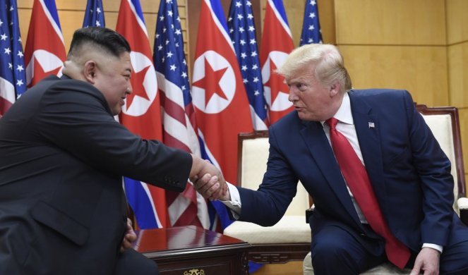 KIM POSLAO POZDRAVE TRAMPU I MELANIJI! Severnokorejski lider poželeo predsedniku SAD i njegovoj supruzi brz oporavak!