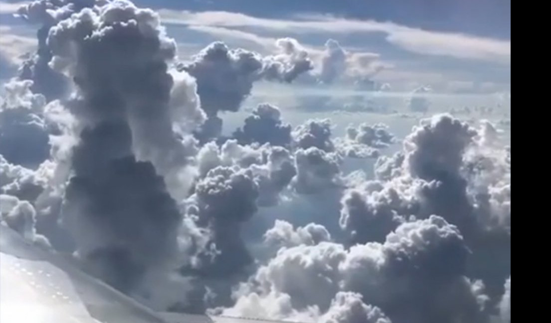 (VIDEO) DA LI STE ZA ŠETNJU KROZ OBLAKE? Magični pogled kroz prozor aviona ostaviće vas bez daha!