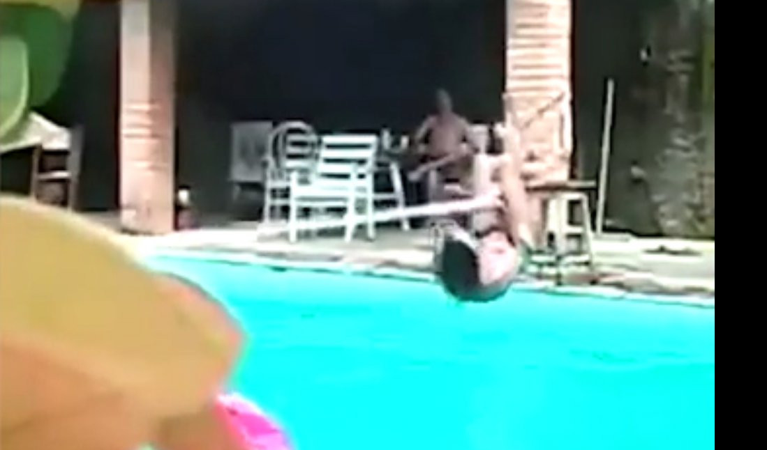 (VIDEO) MALE LETNJE ČAROLIJE! Skočio u bazen, srušio krov!