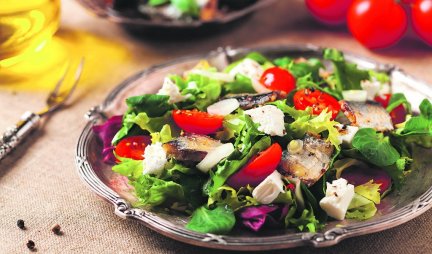 LETNJII OBROK! Grčka salata sa sardinama