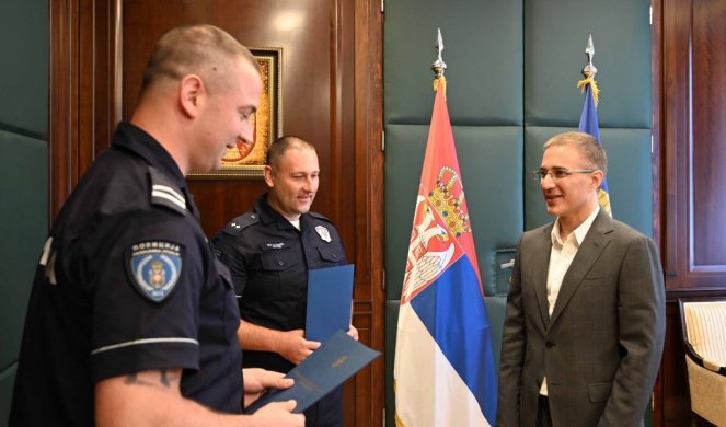 (FOTO) HEROJI IZ PATRIJARŠIJSKOG DOMA! Ministar Stefanović NAGRADIO policajce koji su rešili talačku situaciju!