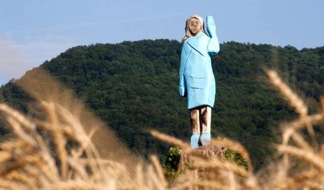(FOTO) ČISTA SPRDAČINA! Slovenci napravili statuu Melanije Tramp, SVET IM SE SMEJE: VIŠE LIČI NA ŠTRUMFETU, NEGO NA PRVU DAMU!