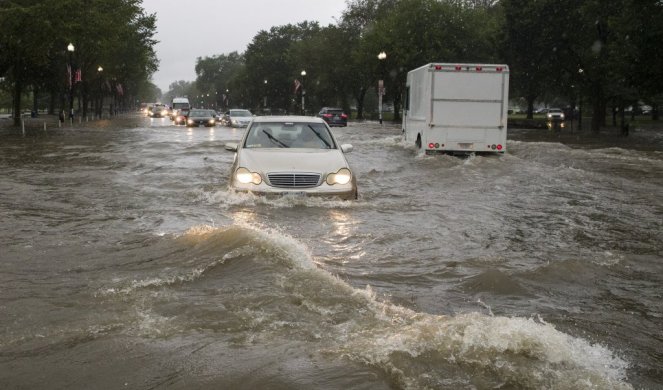 (FOTO/VIDEO) PROKIŠNJAVA BELA KUĆA! Obilna kiša izazvala poplave na ulicama Vašingtona, automobili se zaglavili u vodi, izvučeno 15 osoba!