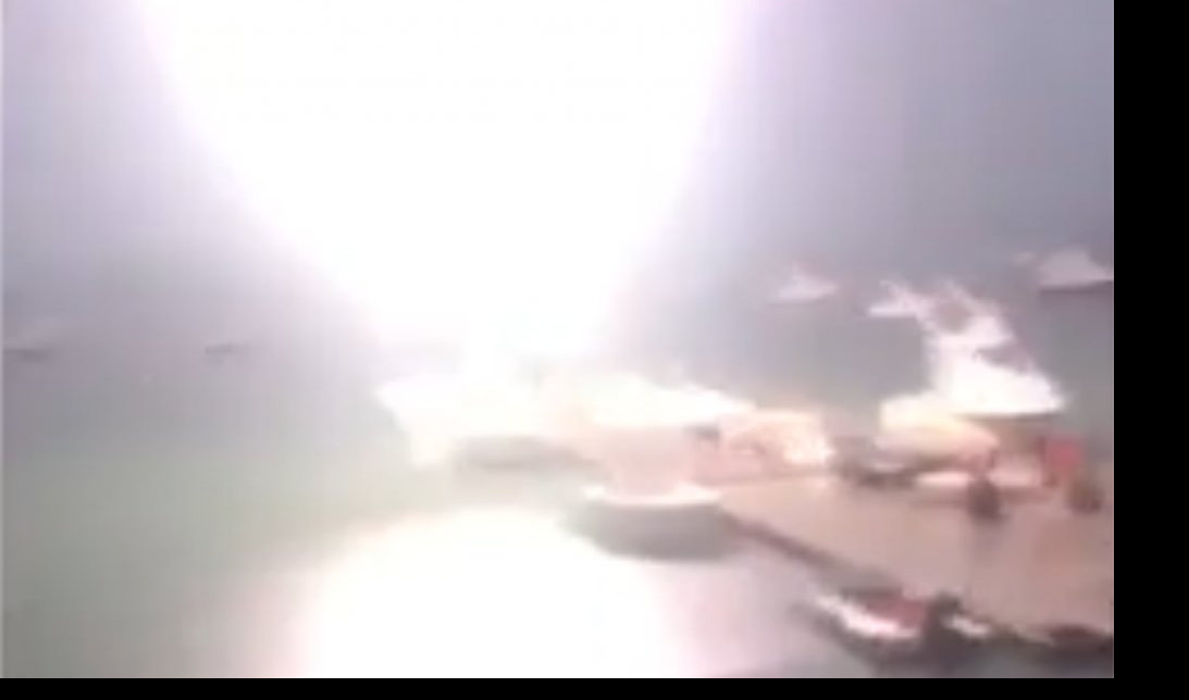 (VIDEO) KADA PRIRODA UZVRATI UDARAC! Grom prouzrokovao eksploziju!