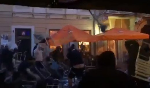 (VIDEO) KRVAVA TUČA HULIGANA! Letele stolice, stolovi, flaše...neverovatne scene na ulicama