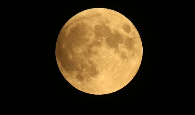 NEMA KISEONIKA, ALI IMA RĐE! Naučnici zbunjeni novim pojavama na Mesecu!
