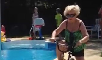 (VIDEO) POGREŠNO SKRETANJE! Gospođa sela na dečji bicikl pa upala u bazen!