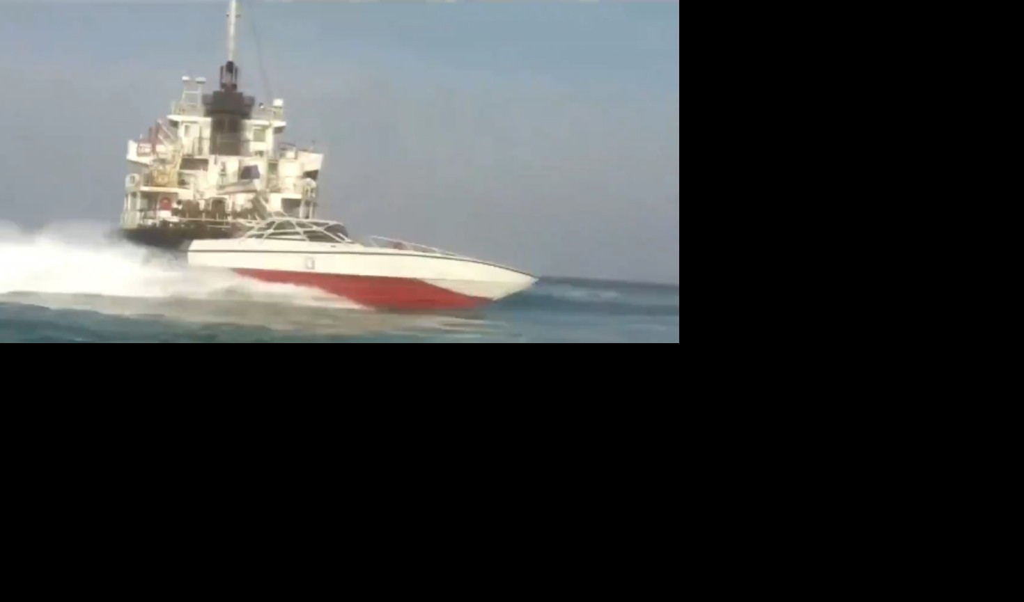 (VIDEO) DOJURILA DVA GLISERA I POČELA DA KRUŽE OKO TANKERA! Iranci objavili snimak zauzimanja broda sa šverovanom naftom! ENGLEZI: Nije naš!