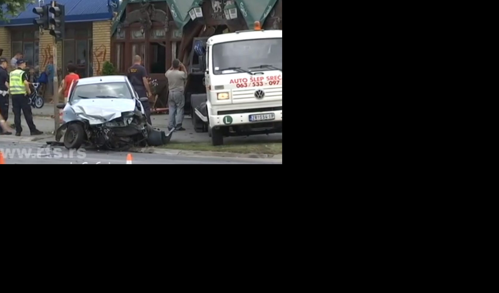 (FOTO) UDES U ZRENJANINU! Automobil uleteo u baštu restorana, troje povređeno!
