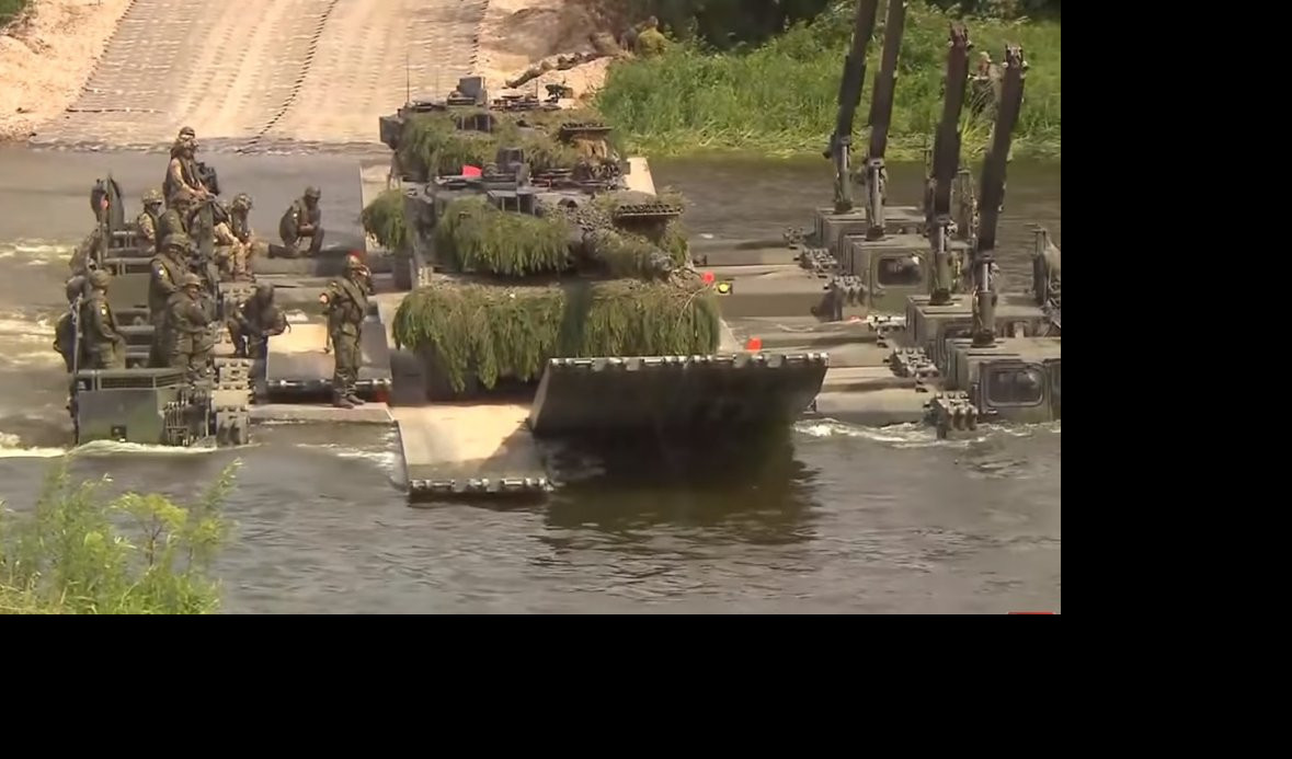 (VIDEO) TRAGEDIJA PRED OČIMA NATO INSTRUKTORA! Trojica ukrajinskih padobranaca udavila se u oklopnom vozilu prilikom prelaska reke!