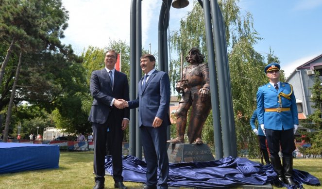 (VIDEO) VUČIĆ I ADER otkrili spomenik Janku Sibinjaninu na Keju oslobođenja u Zemunu