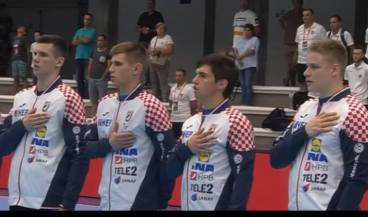 (VIDEO) SPIKER POMEŠAO HIMNE! Mlade rukometaše Hrvatske najavili kao Srbe, nastao haos!