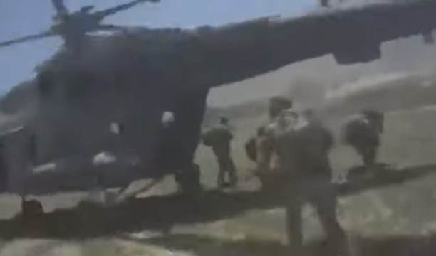 (VIDEO) DOK RAFALI ODJEKUJU, RUSKI VOJNICI EVAKUIŠU AMERIČKE?! I TO JE MOGUĆE! Helikopter sleće usred borbe i spašava vojnike SAD!