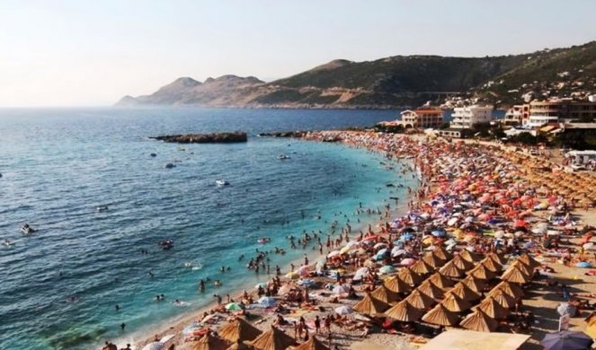 (FOTO) GORI MORE, TOPE SE PLANINE! Devojka SKINULA GAĆICE na crnogorskoj plaži! OČI DA TI ISPADNU!