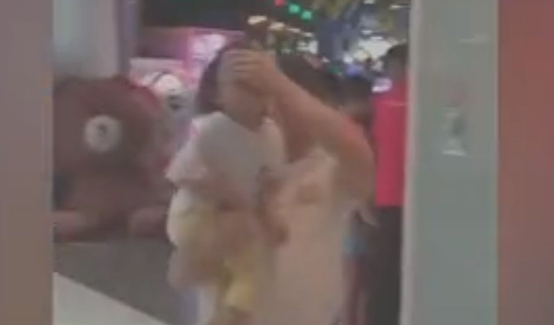 (VIDEO) URNEBESNO! Otac prekrio oči detetu i protrčao pored prodavnice igračaka! A evo i zašto!
