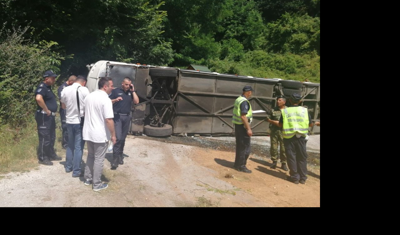 (FOTO) DVOJICA VOJNIKA TEŽE POVREĐENA! Prevrnuo se autobus kod Vranja, 23 osobe zbrinute!