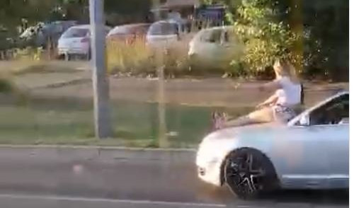 (VIDEO) ŠOK SNIMAK SA BEOGRADSKIH ULICA! Ne pokušavajte ovo, previše je opasno! Devojke se provozale na automobilu!