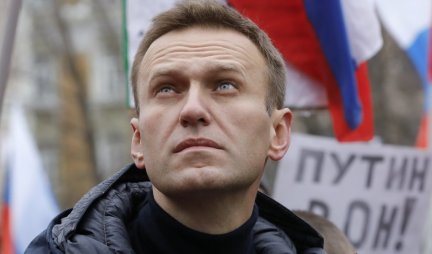 (UZNEMIRUJUĆI VIDEO) ZAPOMAGANJE I KRICI OTROVANOG RUSKOG OPOZICIONARA! Jeziva scena u avionu u trenutku kada je Alekseju Navaljnom pozlilo posle čega je letelica prinudno sletela!