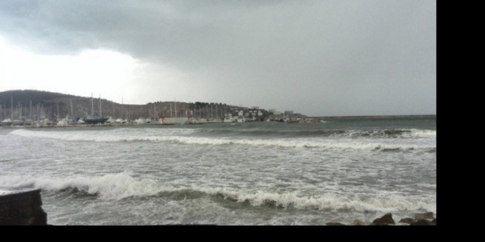 NA JADRAN STIŽE VELIKO NEVREME! PROGLAŠEN CRVENI METEOALARM, talasi i DO 6 METARA! (Video)