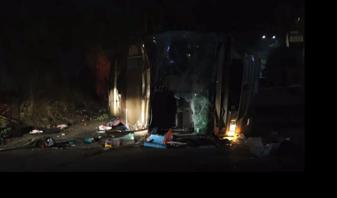 (VIDEO) STRAVIČNA NESREĆA KOD PLJEVALJA! Autobus za Vrbas posle sudara sa automobilom sleteo sa puta, 37 osoba povređeno!