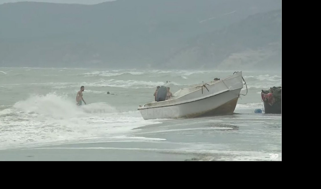 (VIDEO) OLUJNO NEVREME POGODILO ALBANIJU! Dve osobe stradale, policija spasila turiste zarobljene u laguni