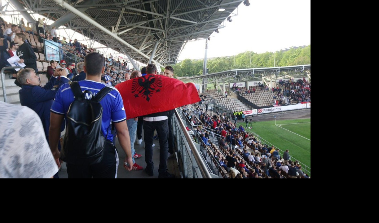 (VIDEO) ŠIPTARSKA PROVOKACIJA! Zastave tzv. Kosova i Albanije na stadionu, huligani hteli tuču sa novinarima iz Srbije!