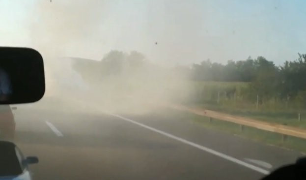 (VIDEO) DRAMA NA AUTOPUTU! Gori automobil u smeru ka Beogradu!