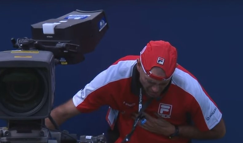 (VIDEO) OVO JE BAŠ BOLELO! Teniska loptica pogodila kamermana, njegov izraz lica SVE GOVORI!