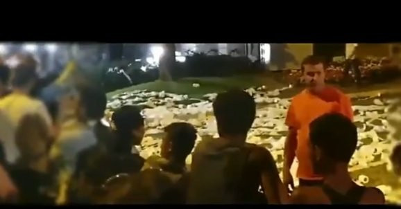(VIDEO) ĐILASOVE PRISTALICE ZLOUPOTREBILE MALOLETNE ROME! Gurnili ih u prvi red na ogradu ispred Predsedništva Srbije