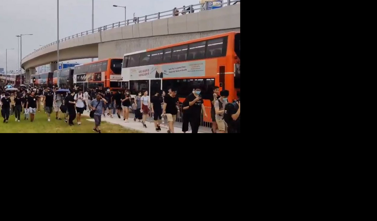 HONKONG POD KONTROLOM! Nakon drame na aerodromu, demonstranti se povlače!