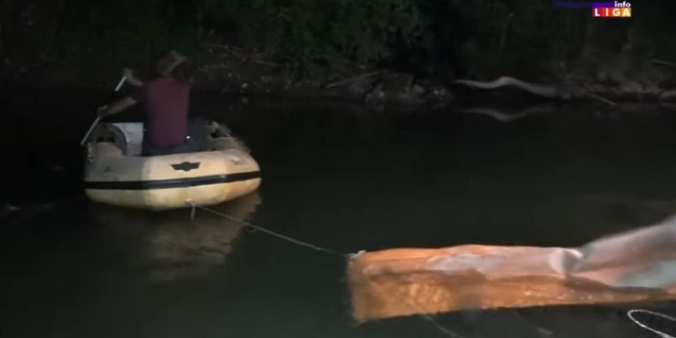 (VIDEO) VANREDNA SITUACIJA U IVANJICI! Moravica crna od mazuta, borba s mrljom trajala CELU NOĆ!