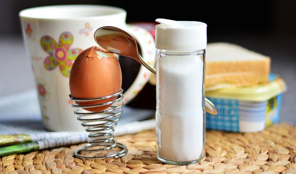 (VIDEO) KORISNI TRIKOVI! Evo kako da razbijete jaja, a da vam ljuska ne upadne!