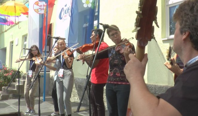(FOTO/VIDEO) UZ ZVUKE PESME 'SVILEN KONAC' otvoren prvi Sabor violinista u Pranjanima!