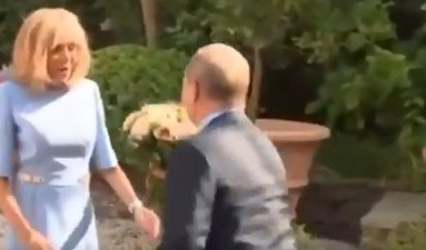 (VIDEO) NAJMOĆNIJI SVETSKI LIDER I DŽENTLMEN! Putin poklonio ruže Brižit Makron!