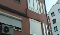 (HIT VIDEO) VRATA ZA ŠVALERE I SAMOUBICE! Ovo je sigurno najluđa zgrada u Srbiji! Niko ne može da veruje da je neko OVO NAPRAVIO!