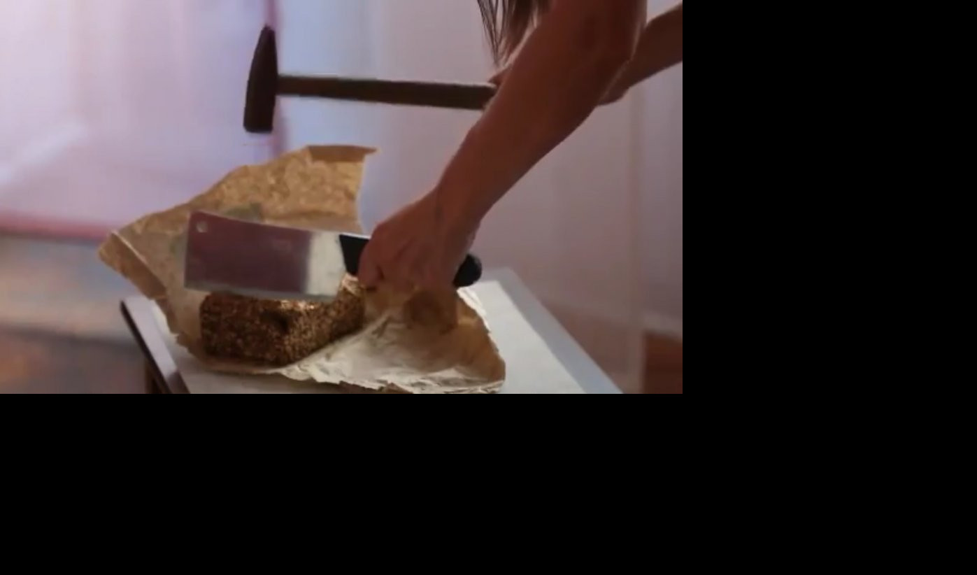 (VIDEO) NI SATARA NIJE POMOGLA: Umesto zdravog hleba, dobila hladno oružje