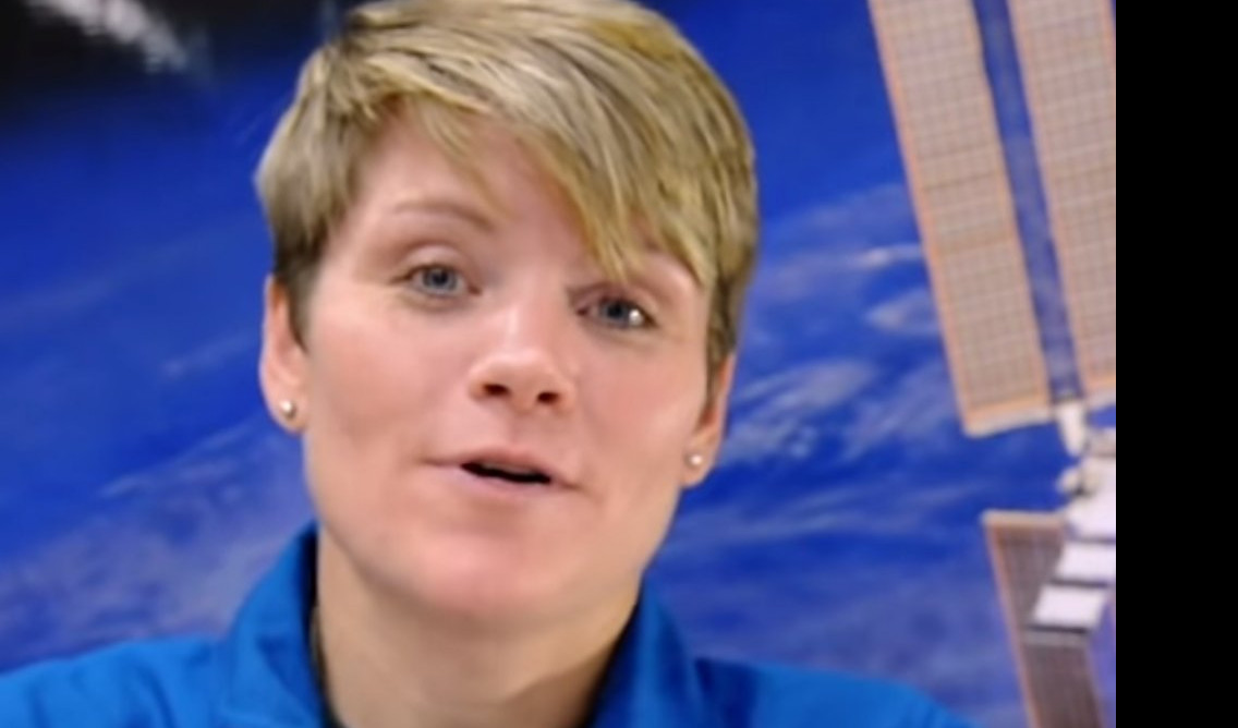 (VIDEO) ONA JE POČINILA PRVI ZLOČIN U SVEMIRU! Na svemirskoj stanici stigla da "čeprka" po bankovnom računu bivše!